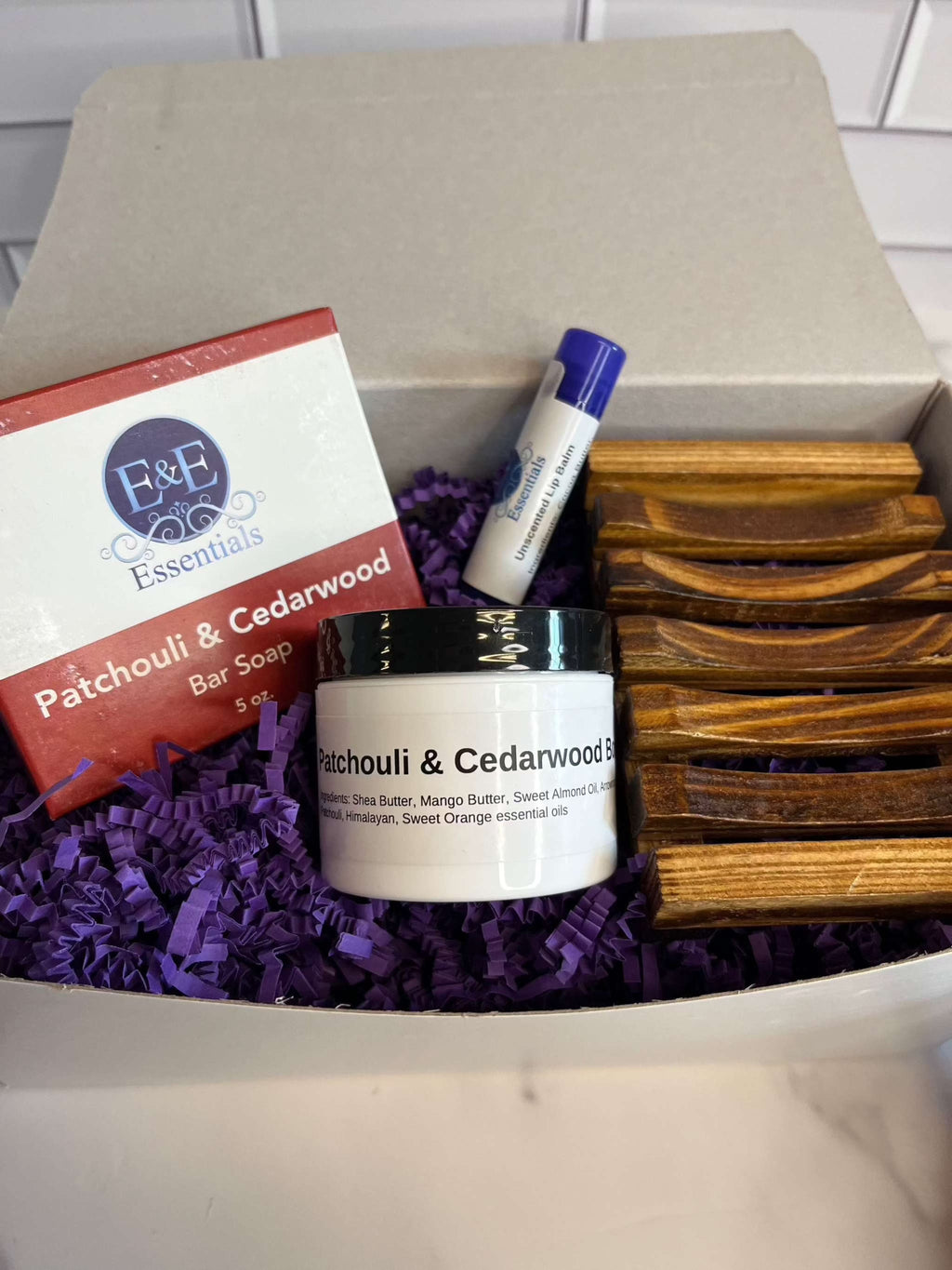 White gift box with lid, featuring elegant design for memorable gifts and secure presentation.